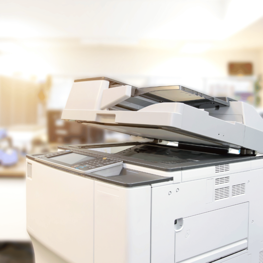 Cópia de alta qualidade sendo produzida em equipamento profissional na Tag Gráfica Rápida.